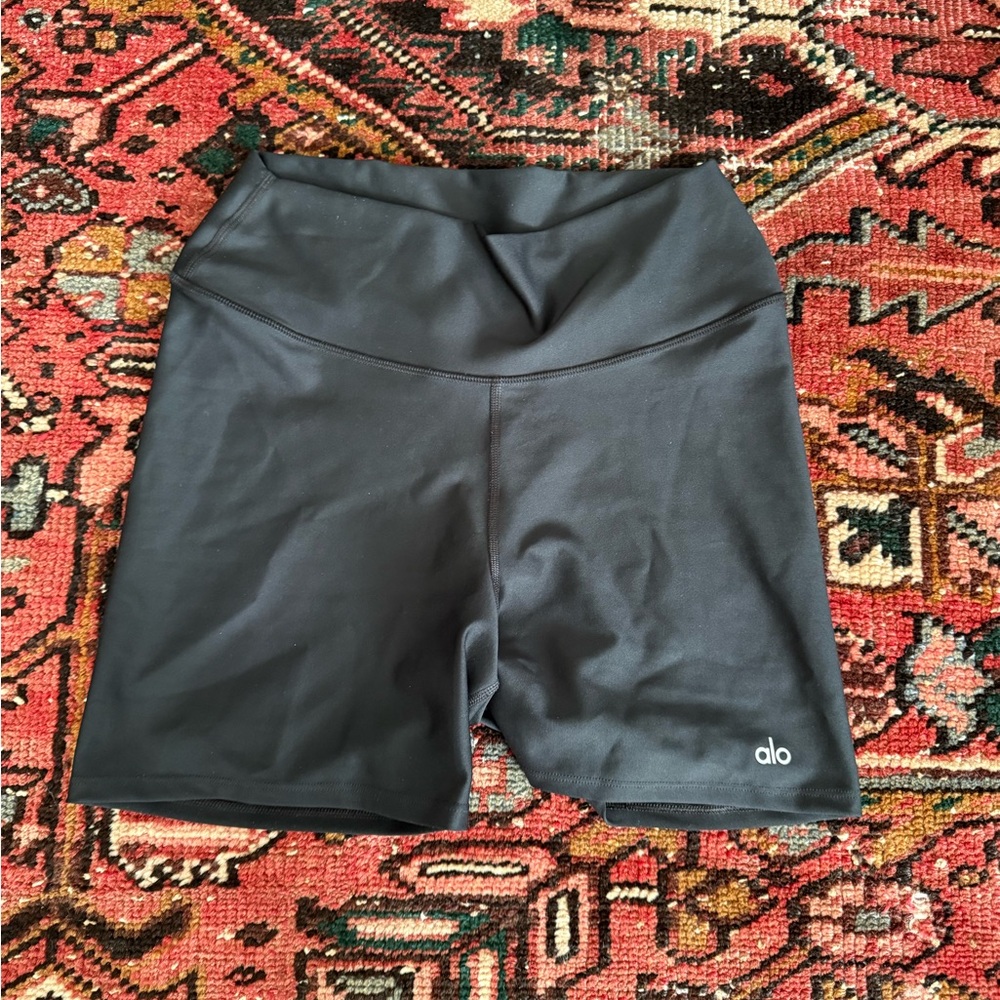 ALO Yoga Women's Sleek Black Bike Shorts - Picture 2 of 4